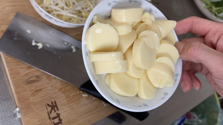 香辣鸭血,玉子豆腐一切为二,去掉包装,切块