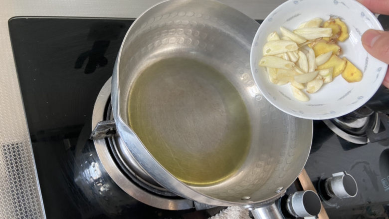 香辣鸭血,热锅冷油,下姜片蒜片,小火煸香