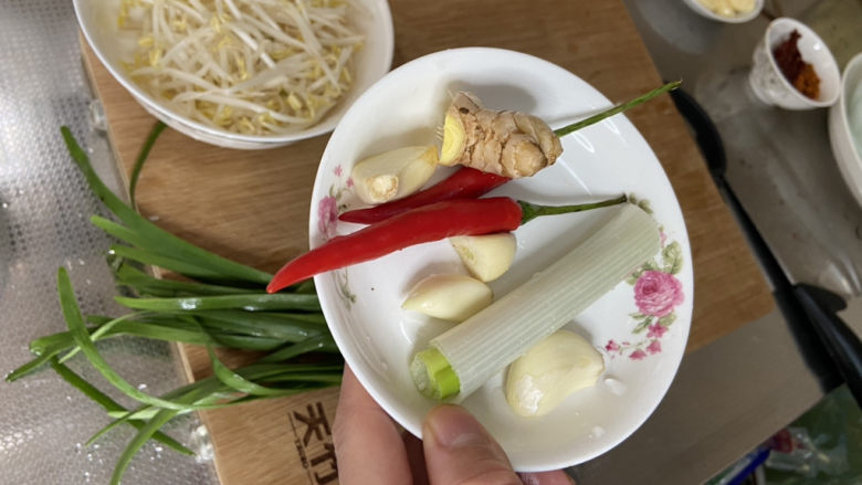 香辣鸭血,姜搓洗干净,蒜剥皮,葱白洗净,小米辣洗净