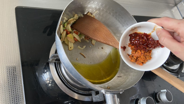 香辣鸭血,下郫县豆瓣酱火锅底料,小火炒化炒出红油