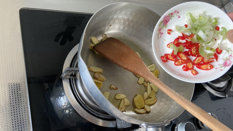 香辣鸭血,下葱白小米辣,小火煸香