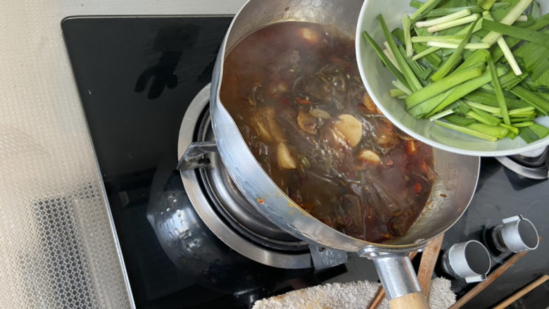 香辣鸭血,转大火,稍微收汁,出锅前加韭菜段,十来秒即可出锅。