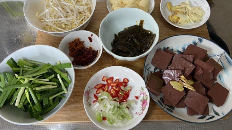 香辣鸭血,全部食材准备好