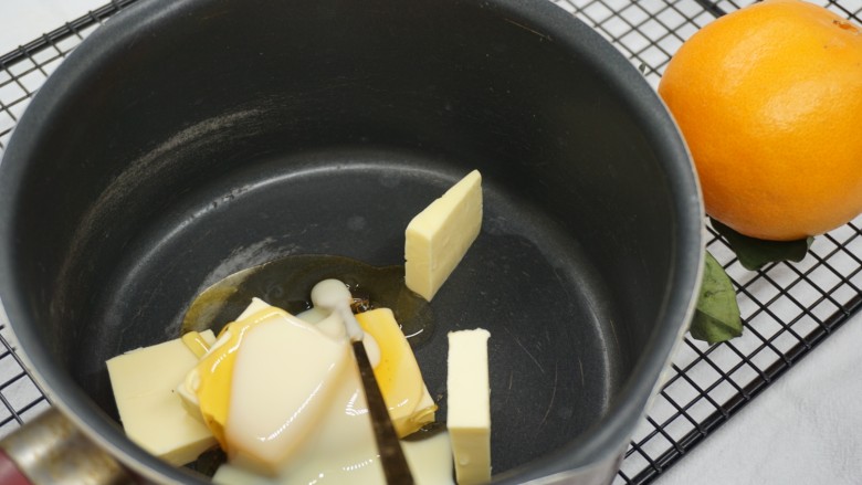 焦糖杏仁草莓饼干,准备焦糖食材,除杏仁外混合加热