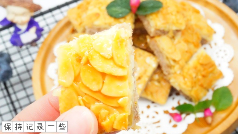 焦糖杏仁草莓饼干,好吃的焦糖杏仁饼干就做好了,酥脆可口,非常的好吃