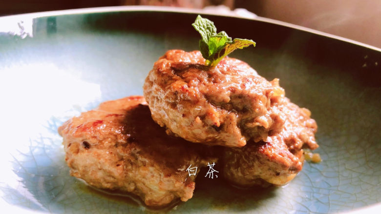 宝宝辅食,香煎肉饼,两面金黄,肉饼煎熟即可。