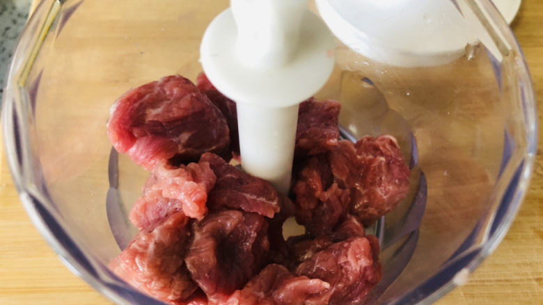 宝宝辅食,香煎肉饼,肉切块,放入料理机打碎。