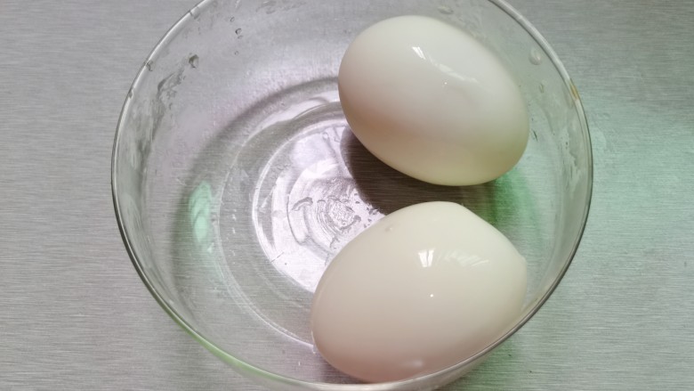桂圆鸡蛋汤,泡好后的鸡蛋,壳剥掉
