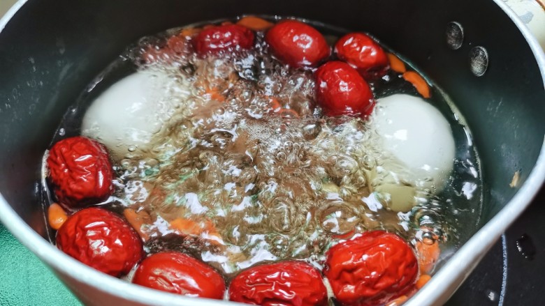桂圆鸡蛋汤,最后再微微煮至一会儿,即可