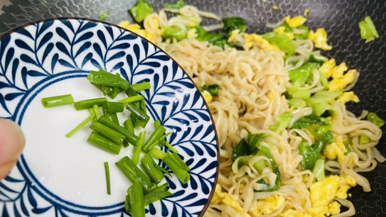 鸡蛋炒乌冬面,入葱花炒匀即可食用