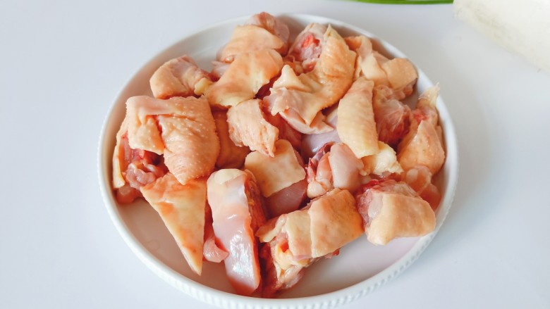 萝卜炖鸭肉,<a style='color:red;display:inline-block;' href='/shicai/ 320'>鸭肉</a>半只剁成小块,提前用清水浸泡20分钟左右。