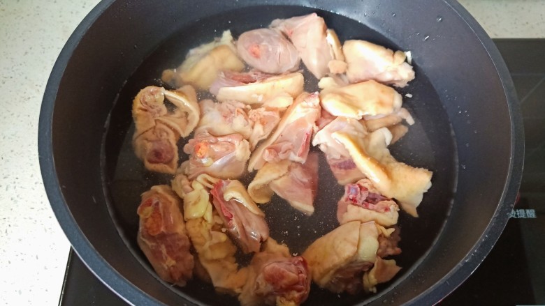 萝卜炖鸭肉,鸭肉冷水下锅,清水没过鸭肉为宜。