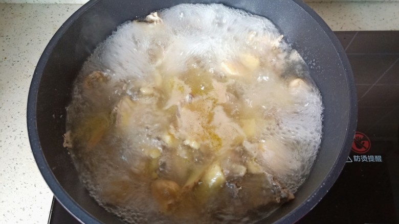 萝卜炖鸭肉,开大火焯水两分钟,焯水期间表面的浮沫撇去,焯水后用清水清洗鸭肉表面的杂质,控干水分备用。