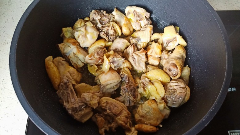 萝卜炖鸭肉,锅里放适量的食用油,放生姜、八角炒出香味,再把鸭肉翻炒至表面微黄。