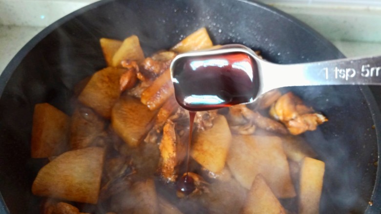 萝卜炖鸭肉,加上蚝油两勺提鲜,再加上一勺盐,将调味料翻炒均匀。