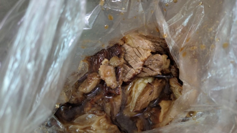 懒人版卤牛肉,配面条粉条超棒,用保鲜袋装起来,每份肉里面倒1勺卤肉的汤汁