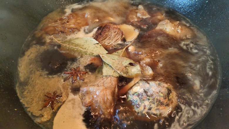 懒人版卤牛肉,配面条粉条超棒,煮开倒入铸铁锅小火慢炖