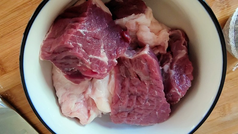 懒人版卤牛肉,配面条粉条超棒,切成块放在冷水里泡1个小时,中间换1-3次水