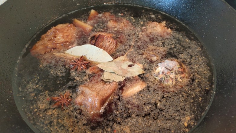 懒人版卤牛肉,配面条粉条超棒,倒入热水,放现成的<a style='color:red;display:inline-block;' href='/shicai/ 56112'>卤肉包</a>,自己配香料太麻烦了
