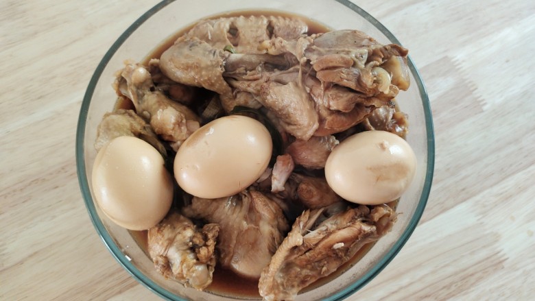 家常卤3鸡,上班备餐首选,就完成啦,放凉后放在冰箱里面冷藏就可以了,吃之前可以用微波炉加热或者用蒸锅加热,也可以煮面的时候直接放进锅里