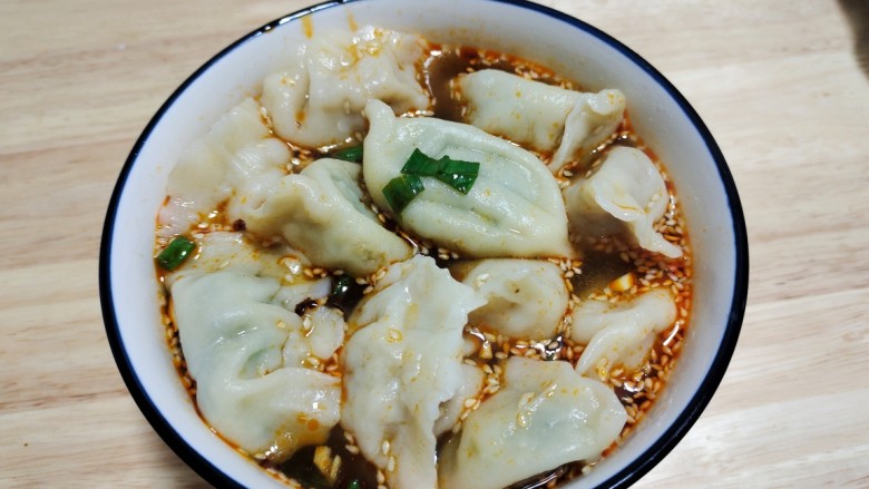 冬日暖胃的酸汤水饺,煮熟的饺子放入碗内,在倒2勺饺子汤就完成了