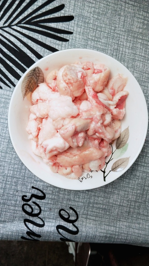 萝卜炖鸭肉,我喜欢把肥肥的皮剥下来炼油,因为我们家都不吃皮