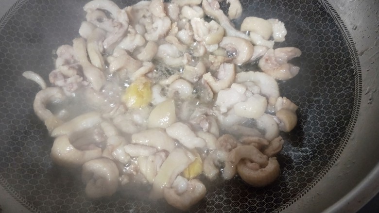 萝卜炖鸭肉,这么大只鸭能炼出好大一碗油,油沥出来,炸干的皮脆脆的也很香,喜欢吃的不用丢和鸭肉一起炒