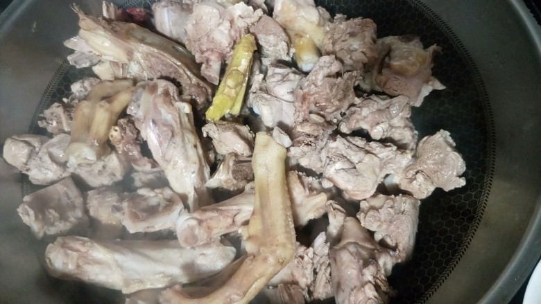 萝卜炖鸭肉,放入鸭子翻炒上色,自己家的鸭子不用焯水
菜市场买的鸭子一定要焯水清洗干净,这样吃着更放心