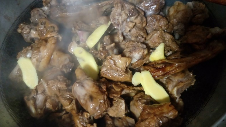 萝卜炖鸭肉,加入<a style='color:red;display:inline-block;' href='/shicai/ 37'>姜</a>片一起翻炒,上了色的鸭子颜色漂亮吧