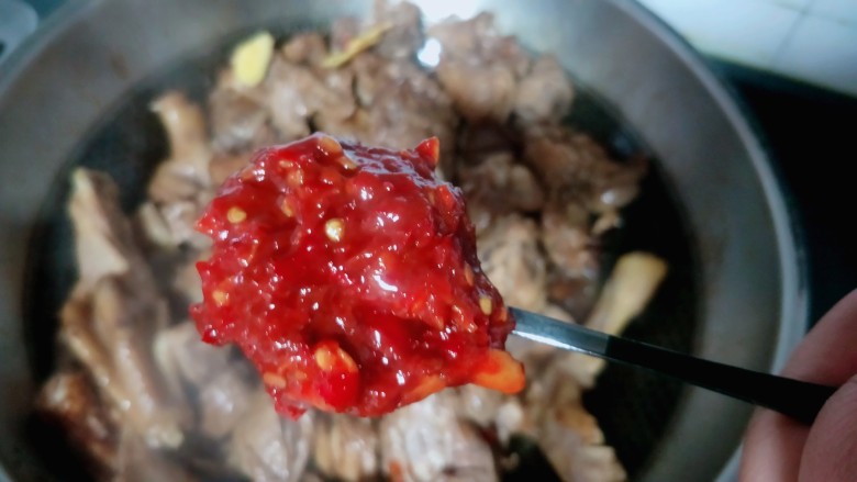 萝卜炖鸭肉,这时再来两勺<a style='color:red;display:inline-block;' href='/shicai/ 705'>豆瓣酱</a>