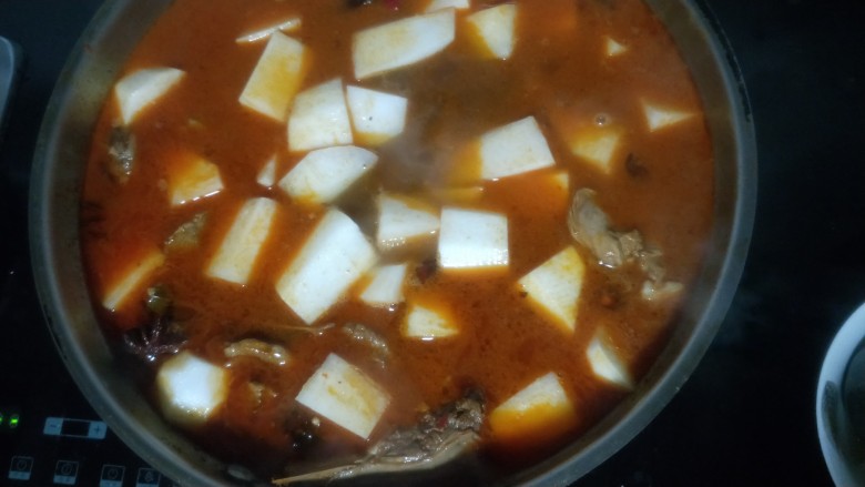 萝卜炖鸭肉,这时加入切好的大块萝卜,还是小火炖20分钟