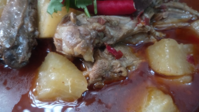 萝卜炖鸭肉,翻动几下受热均匀,让盐更入味