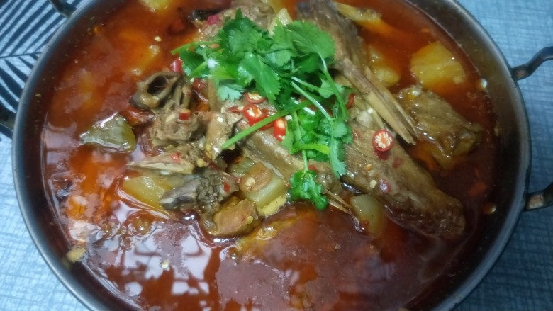 萝卜炖鸭肉,加入小米辣,<a style='color:red;display:inline-block;' href='/shicai/ 131'>香菜</a>出锅,家里有炉子的可以点起,小火边煮边吃越煮越入味,不喜欢吃肉的这个萝卜千万不能错过特别入味好吃,一家人吃着暖暖的,肉吃了还能下菜涮着吃