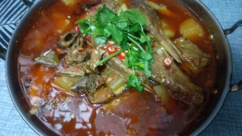 萝卜炖鸭肉,加入小米辣，<a style='color:red;display:inline-block;' href='/shicai/ 131'>香菜</a>出锅，家里有炉子的可以点起，小火边煮边吃越煮越入味，不喜欢吃肉的这个萝卜千万不能错过特别入味好吃，一家人吃着暖暖的，肉吃了还能下菜涮着吃