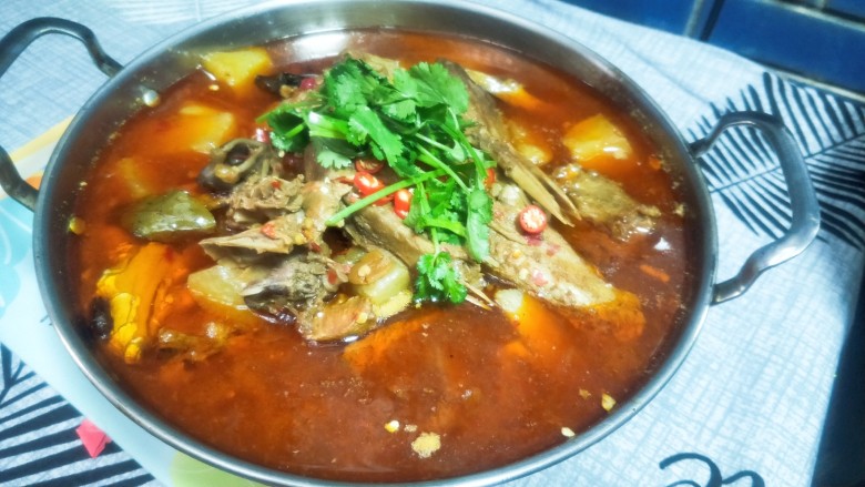萝卜炖鸭肉,美美的一大锅,家宴,请客都是不错的菜肴哦
小朋友也能吃,不辣,喜欢吃辣的朋友还可以放干辣椒可以放你放飞自我