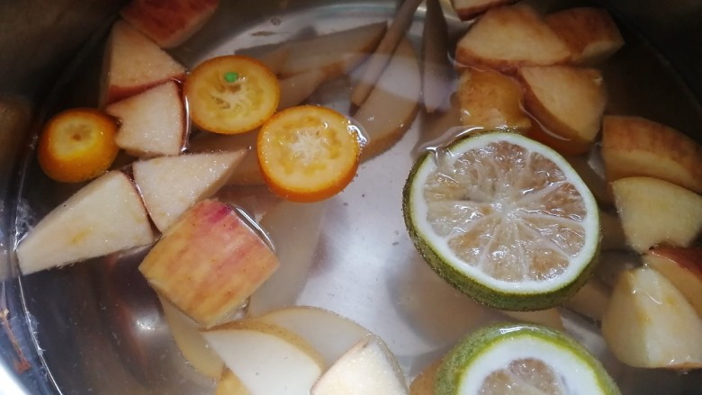 缤纷水果茶,放入金橘勺,文火煮2分钟,关火。