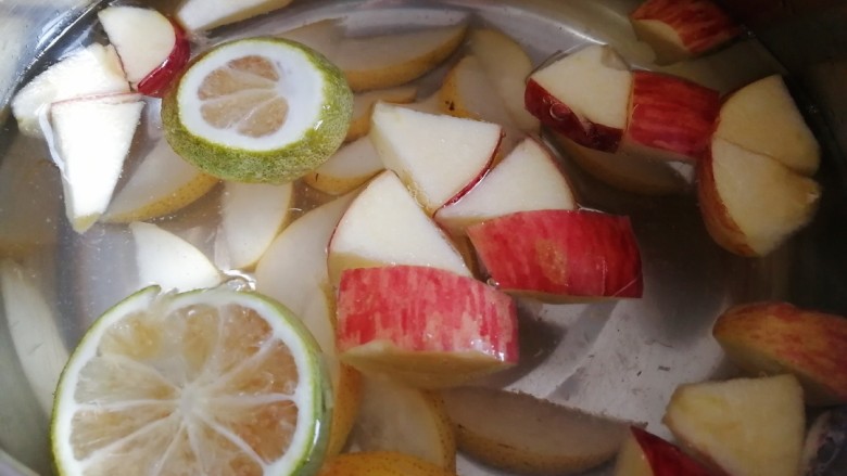 缤纷水果茶,苹果块和梨片放入柠檬水里,文火煮2分钟。