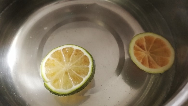 缤纷水果茶,2片冻干青柠,加入800ml清水里煮开。