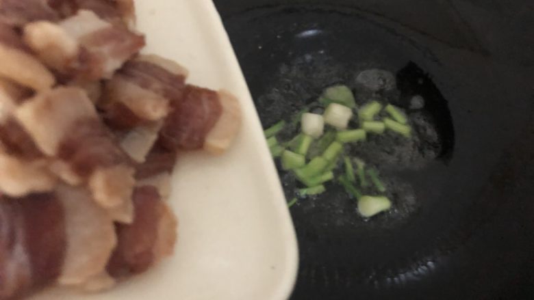 冬笋炒腊肉,下腊肉翻炒一下盛出,留油