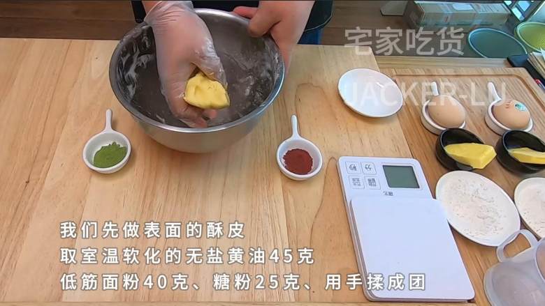 圣诞双色泡芙塔,高颜值外表,超甜蜜的奶油,酥脆的泡芙。,用手揉成团。
