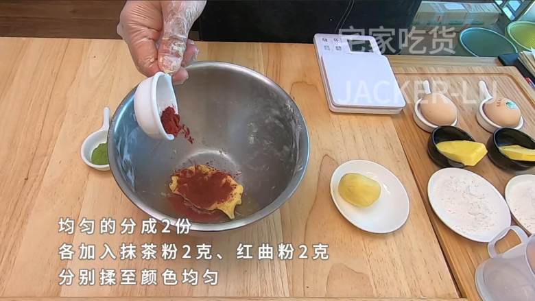 圣诞双色泡芙塔,高颜值外表,超甜蜜的奶油,酥脆的泡芙。,均匀的分成2份,一份面团加入红曲粉2克。