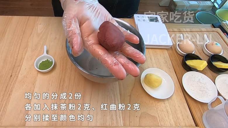 圣诞双色泡芙塔,高颜值外表,超甜蜜的奶油,酥脆的泡芙。,揉至颜色均匀。
