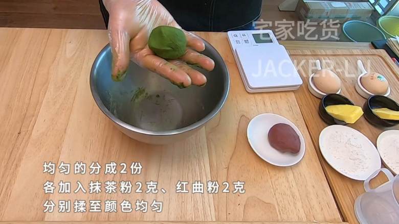 圣诞双色泡芙塔,高颜值外表,超甜蜜的奶油,酥脆的泡芙。,揉至颜色均匀。