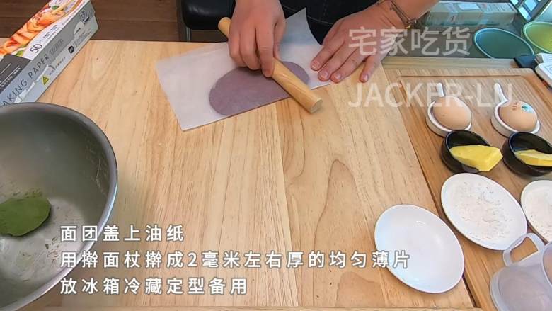 圣诞双色泡芙塔,高颜值外表,超甜蜜的奶油,酥脆的泡芙。,两个面团各自盖上油纸,用擀面杖擀成2毫米左右厚的均匀薄片,放冰箱冷藏定型备用。