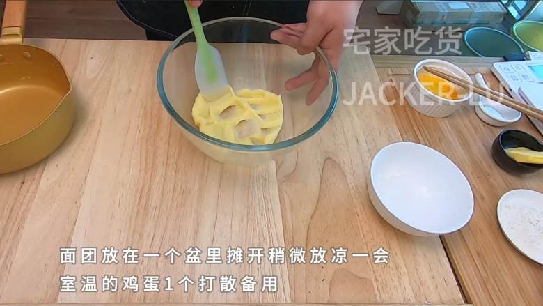 圣诞双色泡芙塔,高颜值外表,超甜蜜的奶油,酥脆的泡芙。,面团放在一个盆里摊开稍微放凉一会,室温的鸡蛋1个打散备用。