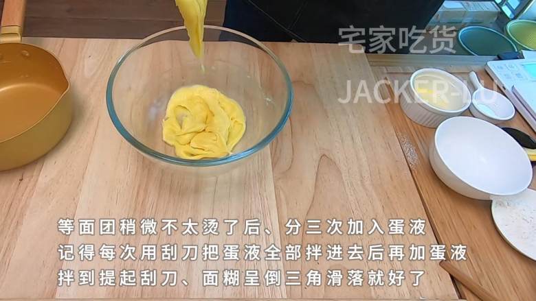 圣诞双色泡芙塔,高颜值外表,超甜蜜的奶油,酥脆的泡芙。,拌到提起刮刀,面糊呈倒三角滑落的状态就好了。
