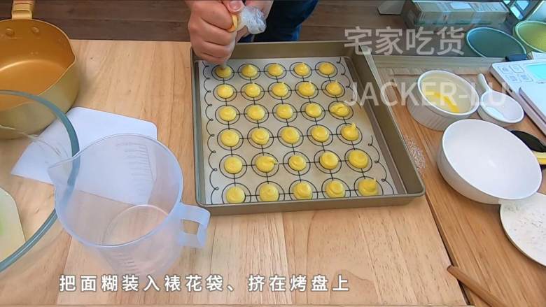 圣诞双色泡芙塔,高颜值外表,超甜蜜的奶油,酥脆的泡芙。,把准备好的面糊装入裱花袋,挤在烤盘上。