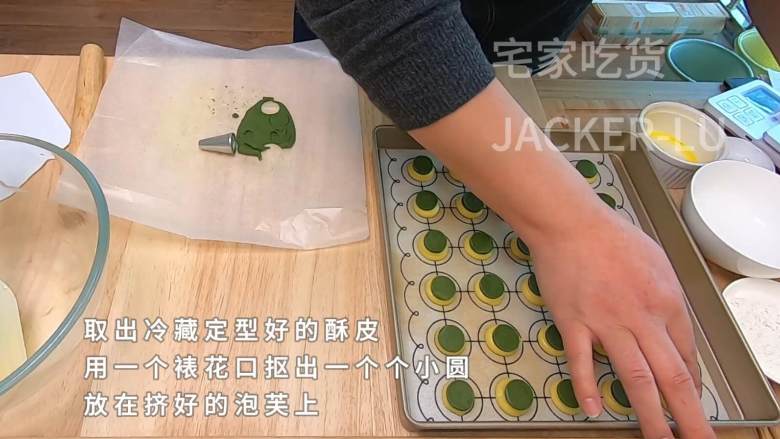 圣诞双色泡芙塔,高颜值外表,超甜蜜的奶油,酥脆的泡芙。,把一个个的小酥皮盖在挤好的泡芙上。