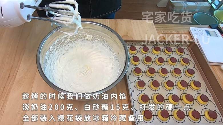 圣诞双色泡芙塔,高颜值外表,超甜蜜的奶油,酥脆的泡芙。,打发的硬一点,方便挤馅料,全部装入裱花袋放冰箱冷藏备用。