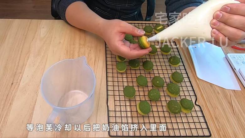 圣诞双色泡芙塔,高颜值外表,超甜蜜的奶油,酥脆的泡芙。,把奶油馅挤入冷却了的泡芙里面。